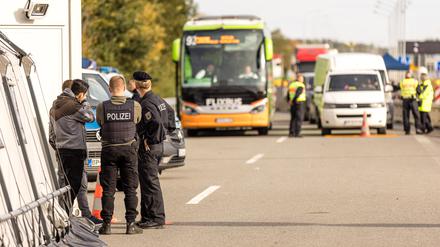 Beamte der Bundespolizei kontrollieren Fahrzeuge am Grenzübergang Bademeusel an der BAB 15.