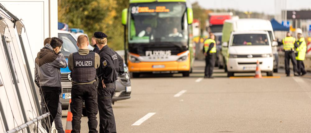 Beamte der Bundespolizei kontrollieren Fahrzeuge.