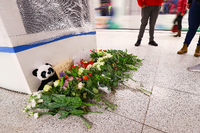 Blumen, Briefe und ein Stofftier liegen auf dem S-Bahn Steig Jungfernstieg zum Gedenken an die zwei Opfer einer tödlichen Messerattacke.