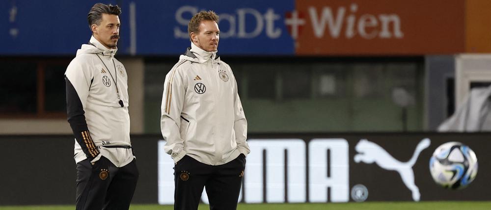 Die Ruhe in Person. Bundestrainer Nagelsmann (links, mit seinem Co-Trainer Sandro Wagner) will sich von der allgemeinen Erregung nicht anstecken lassen.