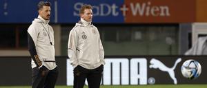 Die Ruhe in Person. Bundestrainer Nagelsmann (links, mit seinem Co-Trainer Sandro Wagner) will sich von der allgemeinen Erregung nicht anstecken lassen.