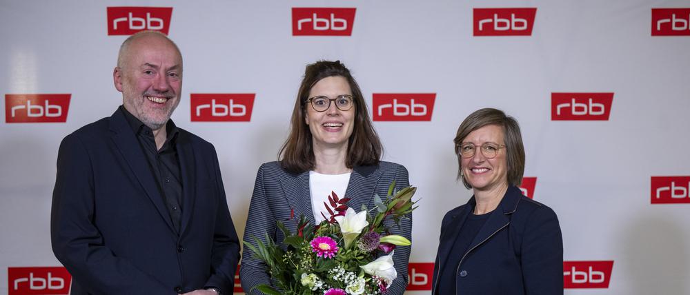 Nicole Küchler-Stahn (M.), neue Verwaltungsdirektorin des Rundfunks Berlin Brandenburg, Ulrike Demmer, Intendantin des Rundfunks Berlin Brandenburg, und Oliver Bürgel, Vorsitzender des RBB-Rundfunkrats, aufgenommen während der Sitzung des Rundfunkrats Rundfunk Berlin-Brandenburg.