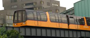 ARCHIV - 24.06.1991, Berlin: Die Berliner Magnetbahn im Jahr 1991. Berlin will den Einsatz einer Magnetschwebebahn in der Hauptstadt auf einer gut fünf Kilometer lange Pilotstrecke testen. Schon ab 1984 hatte es in Berlin eine M-Bahn (Magnetbahn) gegeben, zunächst im Test-, für kurze Zeit auch im regulären Betrieb, der nach der Wiedervereinigung 1991 allerdings beendet wurde. (zu dpa «Berlin will Einsatz von Magnetschwebebahnen testen») Foto: Bernd Settnik/dpa-Zentralbild/dpa +++ dpa-Bildfunk +++