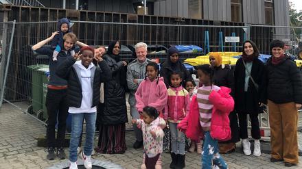 Einen langen Weg erfolgreich gegangen: Die Bewohner:innen des Campus Cosmopolis vor ihrem Gebäude