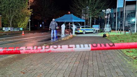 Polizisten untersuchen den Tatort in Delmenhorst.