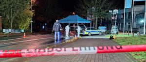 Polizisten untersuchen den Tatort in Delmenhorst.