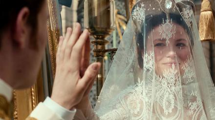 Sisi (Devrim Lingnau) und Franz (Philip Froissant) in einer Szene aus „Die Kaiserin“. 