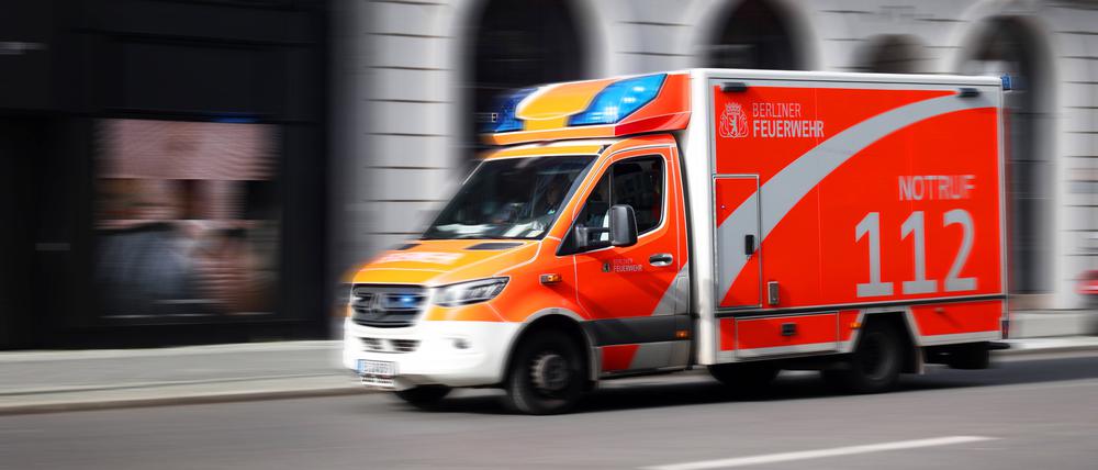 Berlin - Deutschland. Ein Rettungswagen der Berliner Feuerwehr auf dem Weg zu einem Einsatz.