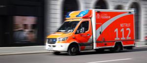Berlin - Deutschland. Ein Rettungswagen der Berliner Feuerwehr auf dem Weg zu einem Einsatz.