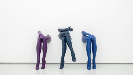  „Secretary“. Ein Trio aus Latex-Beinen, das aus der Wand zu wachsen scheint, von Allen Jones.