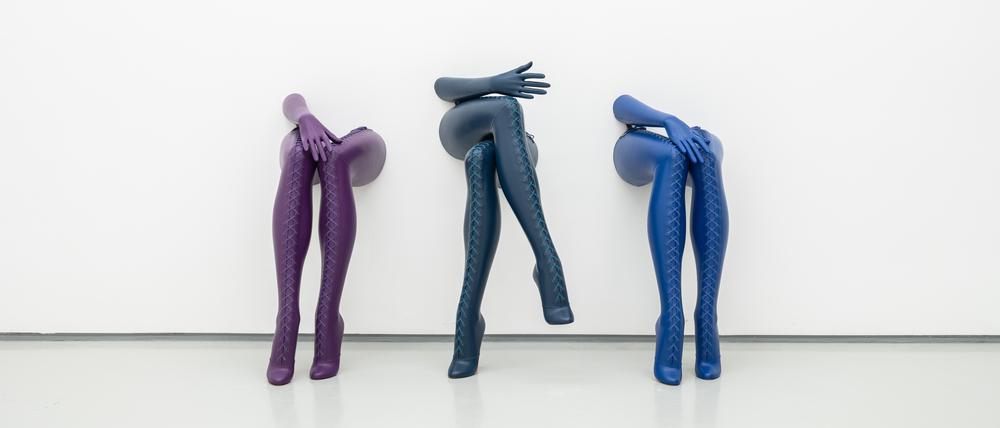  „Secretary“. Ein Trio aus Latex-Beinen, das aus der Wand zu wachsen scheint, von Allen Jones.