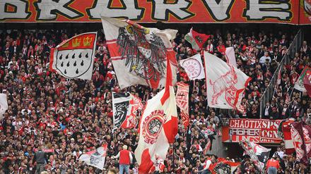 Nicht nur beim Feiern voll dabei. Die Fans des 1. FC Köln.