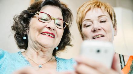 Um die App von Myo benutzen zu können, müssen die Heimbewohnerinnen auf Smartphones oder Tablets herumtippen.