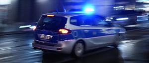 Ein Polizeiauto bei einer Einsatzfahrt mit Blaulicht. 
