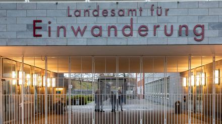 In das Landesamt für Einwanderung ehemals Ausländerbehörde kommt man nur mit Termin rein.