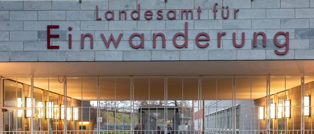 In das Landesamt für Einwanderung ehemals Ausländerbehörde kommt man nur mit Termin rein.