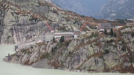 Das Foto zeigt die neue Staumauer für den Grimselsee im Bau. 