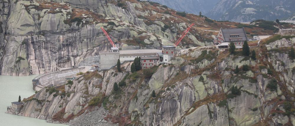 Das Foto zeigt die neue Staumauer für den Grimselsee im Bau.