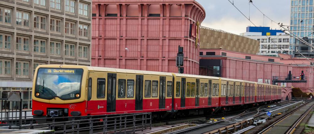 S-Bahn-Impressionen von Bahnhof Berlin Alexanderplatz.