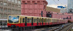 S-Bahn-Impressionen von Bahnhof Berlin Alexanderplatz.