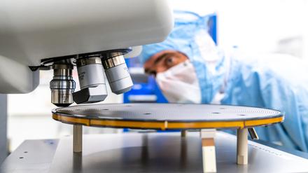 Ein ASML-Mitarbeiter kontrolliert ein Werkstück.