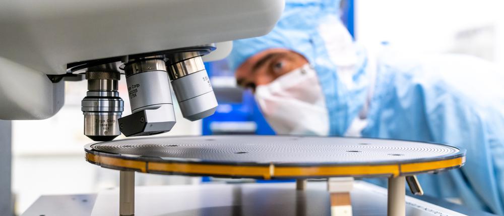 Ein ASML-Mitarbeiter kontrolliert ein Werkstück.