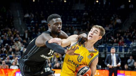 Eine Nummer zu groß. Albas Ziga Samar (rechts, hier gegen Villeurbannes Center Youssoupha Fall) tut sich noch schwer in der Euroleague.