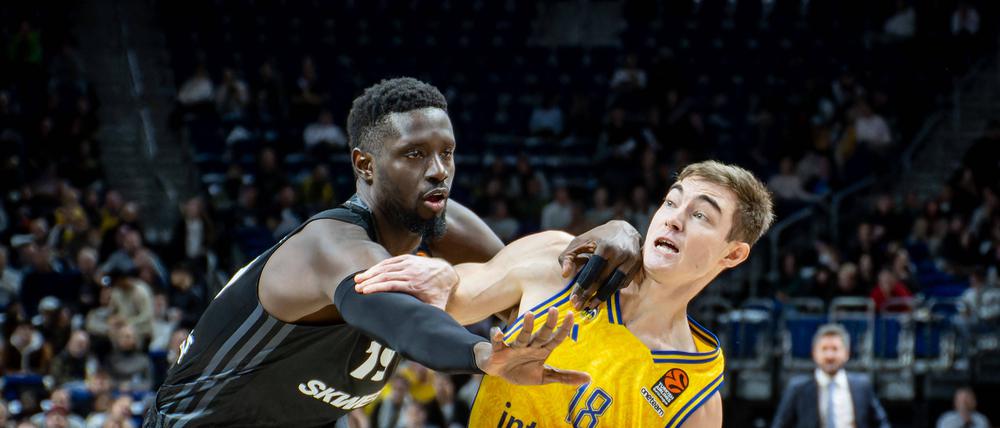 Eine Nummer zu groß. Albas Ziga Samar (rechts, hier gegen Villeurbannes Center Youssoupha Fall) tut sich noch schwer in der Euroleague.