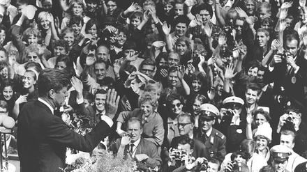 Berlin,Rede J.F.Kennedy,Rathaus Schoeneb. Berlin, 26. Juni 1963. Staatsbesuch des Praesidenten der USA, John F. Kennedy. - Der Praesident spricht vor dem Rathaus Schoeneberg zu 250 000 Berlinern. - Foto.