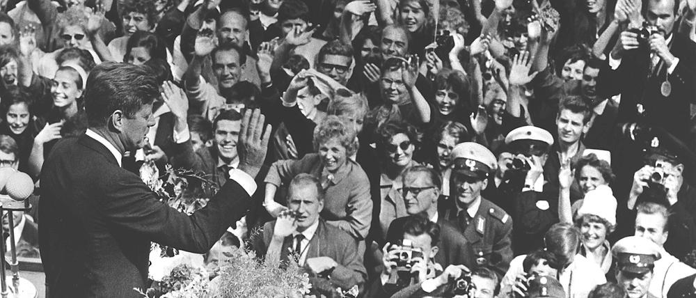 Berlin,Rede J.F.Kennedy,Rathaus Schoeneb. Berlin, 26. Juni 1963. Staatsbesuch des Praesidenten der USA, John F. Kennedy. - Der Praesident spricht vor dem Rathaus Schoeneberg zu 250 000 Berlinern. - Foto.