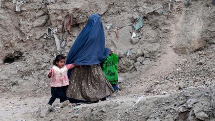 Eine Frau steigt auf einen Berg in Kabul.