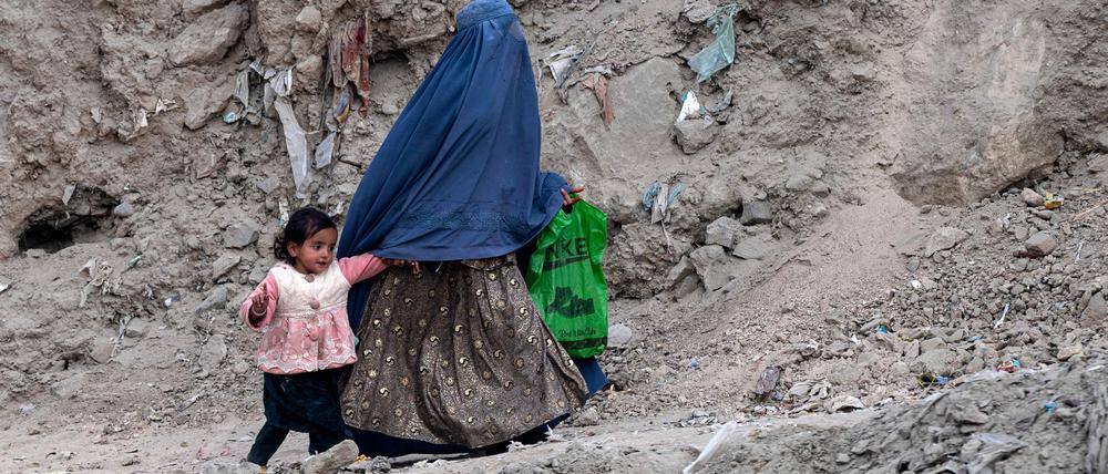 Eine Frau steigt auf einen Berg in Kabul.