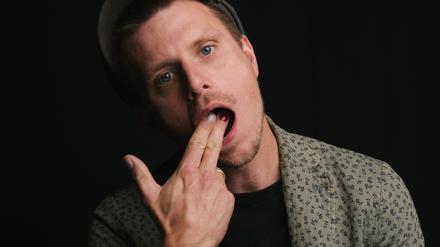 Comedian Moritz Neumeier kennt keinen Schmerz beim Scherz.