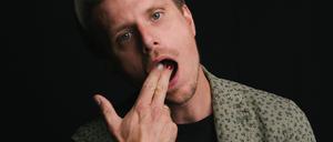 Comedian Moritz Neumeier kennt keinen Schmerz beim Scherz.