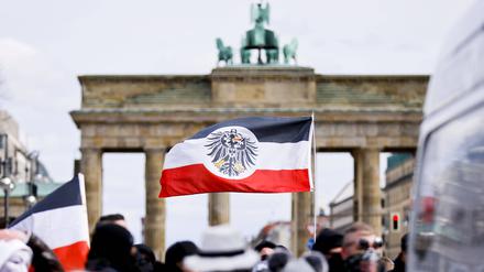 Teilnehmer an einer Demonstration von Rechtsextremisten und Reichsbürgern vor dem Brandenburger Tor und der Straße des 17. Juni. Berlin, 20.03.2021 *** Participants in a demonstration of right-wing extremists and Reich citizens in front of the Brandenburg Gate and the Straße des 17 Juni Berlin, 20 03 2021 Foto:xJ.xMWx/xFuturexImage 