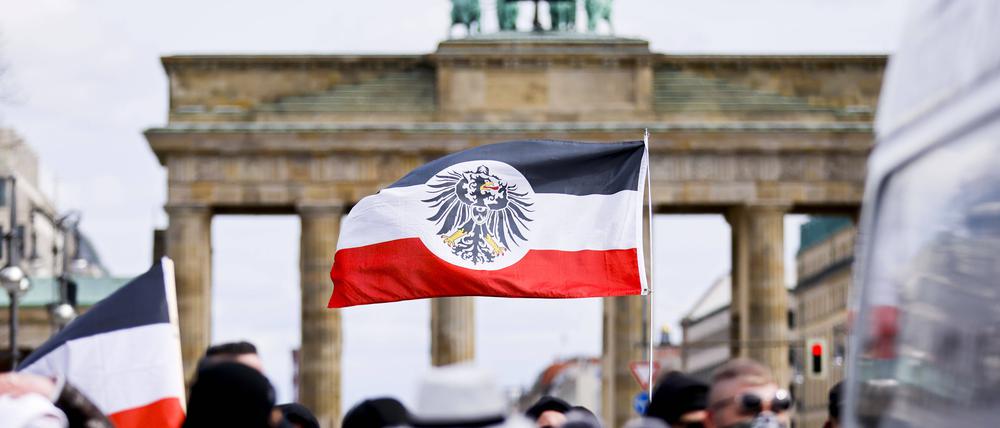 Teilnehmer an einer Demonstration von Rechtsextremisten und Reichsbürgern vor dem Brandenburger Tor und der Straße des 17. Juni. Berlin, 20.03.2021 *** Participants in a demonstration of right-wing extremists and Reich citizens in front of the Brandenburg Gate and the Straße des 17 Juni Berlin, 20 03 2021 Foto:xJ.xMWx/xFuturexImage 