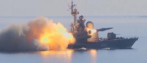 Ein Raketenboot der Primorje-Flottille der russischen Flotte feuert während eines Trainings einen Moskit-Marschflugkörper ab.