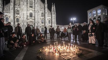 Menschen nehmen am 19. November an einer Mahnwache vor dem Mailänder Dom für eine 22-jährige Frau teil, deren Leiche am Samstag (18.11.2023) in Norditalien in einer Schlucht gefunden worden war. 
