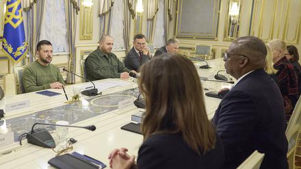 Selenskyj (links, bei einem Treffen mit US-Verteidigungsminister Lloyd Austin) sieht mögliche politische Ambitionen seiner Militärführung mit Skepsis. 