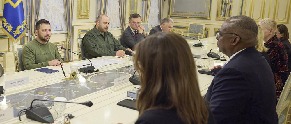 Selenskyj (links, bei einem Treffen mit US-Verteidigungsminister Lloyd Austin) sieht mögliche politische Ambitionen seiner Militärführung mit Skepsis. 