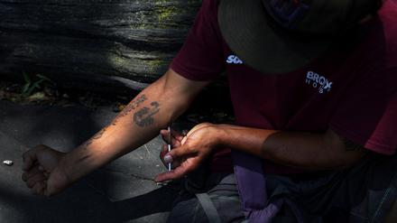 Drogenkonsument mit Spritze: Fentanyl gilt als treibender Faktor für Verelendung in US-Großstädten und auf dem Land.