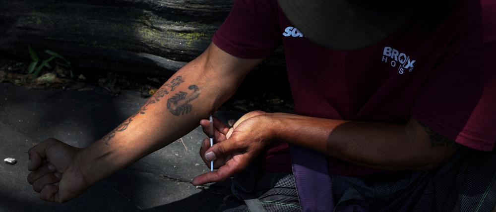 Drogenkonsument mit Spritze: Fentanyl gilt als treibender Faktor für Verelendung in US-Großstädten und auf dem Land.