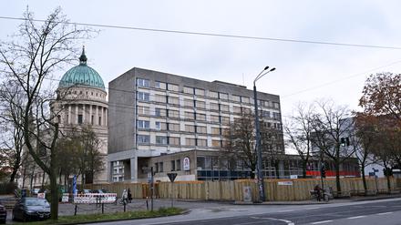 Der Wohnblock Staudenhof von der Straße Am Kanal aus gesehen. 
