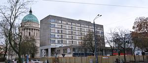 Der Wohnblock Staudenhof von der Straße Am Kanal aus gesehen. 