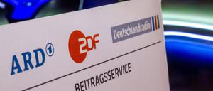 Nach KEF-Berechnungen könnte der Rundfunkbeitrag 2025 auf 18,94 Euro steigen.