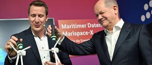Bundeskanzler Olaf Scholz (SPD, r.), und Jann Wendt, Geschäftsführer der north.io GmbH, stehen nebeneinander beim Exponatenrundgang beim Digital-Gipfel 2023. 