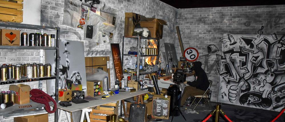 Bilder und Plastiken der Ausstellung „The Mystery of Banksy“ in Köln.