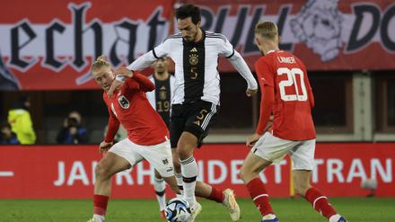 Österreichische Überlegenheit. Mats Hummels wird von zwei Gegenspielern in die Zange genommen.