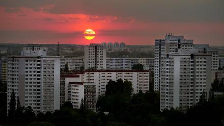 13.05.2023, Berlin - Deutschland. Blick auf Wohngebiete in Marzahn-Hellersdorf bei Sonnenuntergang. *** 13 05 2023, Berlin Germany view of residential areas in Marzahn Hellersdorf at sunset