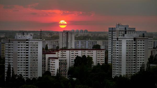 13.05.2023, Berlin - Deutschland. Blick auf Wohngebiete in Marzahn-Hellersdorf bei Sonnenuntergang. *** 13 05 2023, Berlin Germany view of residential areas in Marzahn Hellersdorf at sunset